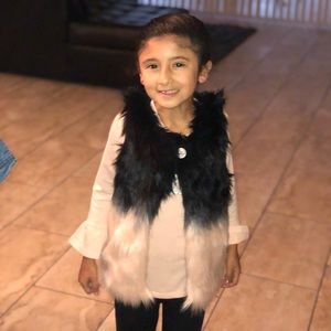 NWOT girls faux fur vest 🦋entire outfit 🦋 👌👌